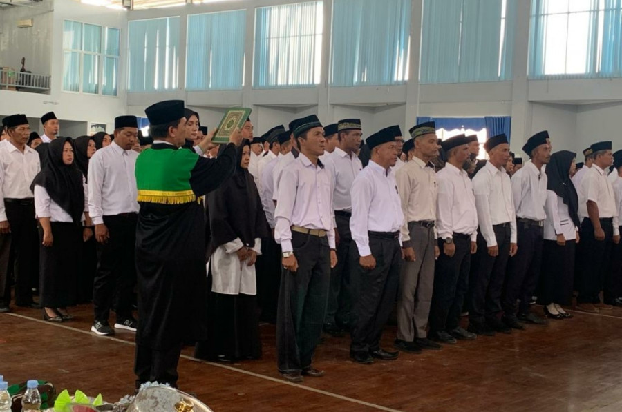 Ratusan anggota PPS menjalani prosesi pelantikan di Gedung Graha Pemuda, Selasa (24/1). (Foto: Erwin/Korankaltim.com)