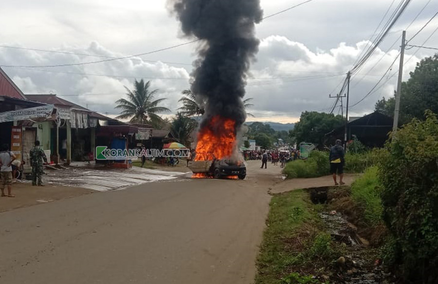 Kondisi mobil xenia yang terbakar saat akan mengisi BBM di AMPS Linggang Bigung. (Foto: Sunardi/Korankaltim.com)