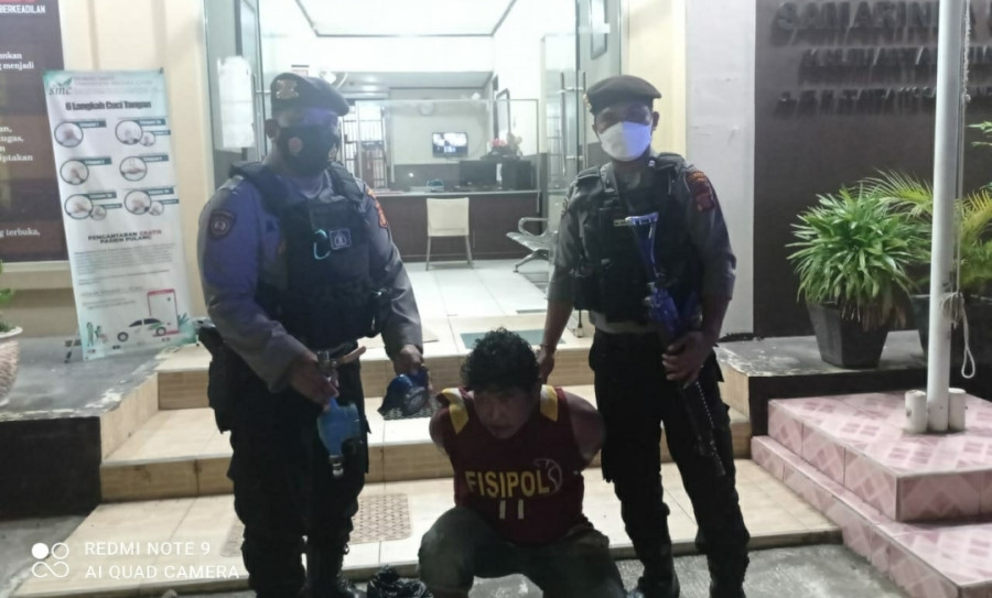 Pelaku saat diserahkan oleh anggota Sat Samapta Polresta Samarinda ke Polsek Samarinda Ulu, untuk diamankan tadi malam. (Foto:Istimewa)