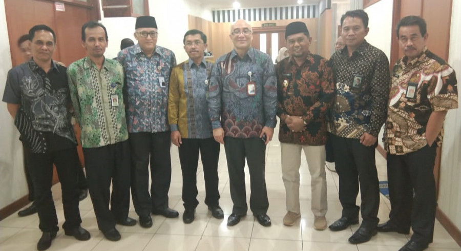 Kepala BKN RI Bima Haria Wibisana dan rombongan saat foto bersama dengan Wakil Bupati PPU, Hamdam serta pejabat daerah setempat. (Erwin/KoranKaltim.Com)
