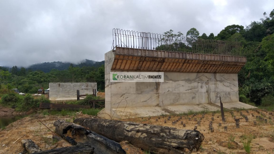 Kondisi jembatan Long Melaham pasca pemutusan kontrak oleh Pemerintah Mahulu (yosafat/korankaltim.com)