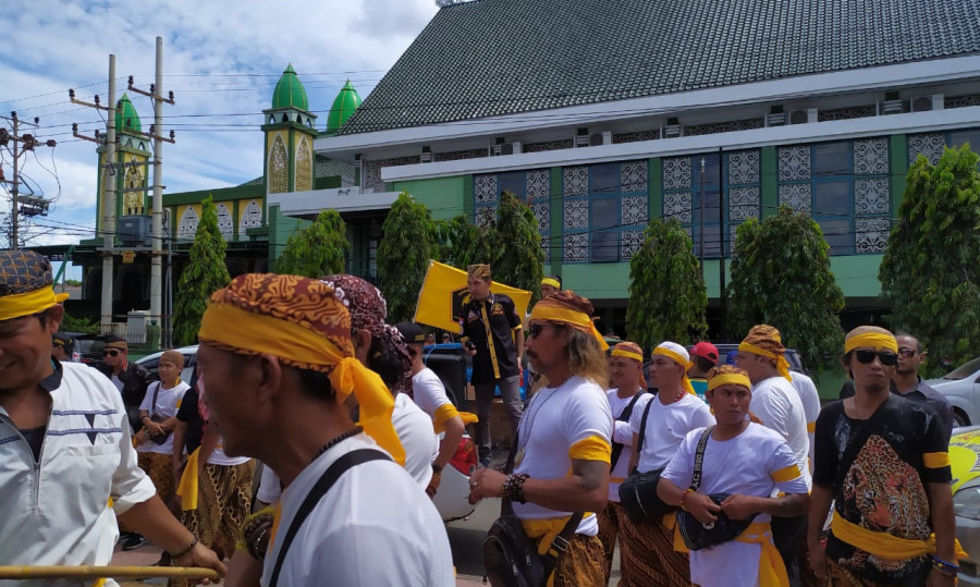 Para massa aksi yang pada Jumat (21/2/2020) saat ini masih menggelar aksi di depan Lapas Klas II A Samarinda. (Foto: Nancy/korankaltimcom)