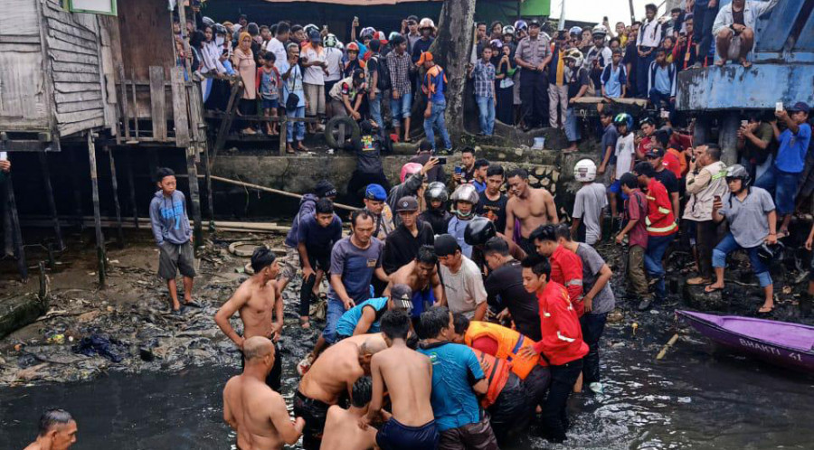 Tim SAR gabungan bersama dengan warga saat melakukan evakuasi terhadap korban Selasa (10/12) tadi. (Foto: IST)