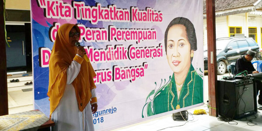 Baksos PKS: Sekretaris BPKK, Hj Dina Aspiani saat memberikan sambutan pada kegiatan bakti sosial di Desa Bangun Rejo dalam rangka peringatan Hari Kartini. (heri/korankaltim)