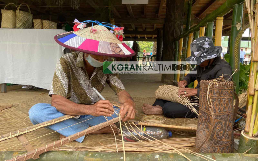 Warga Desa Linggang Melapeh, Hira M yang menjadi saksi penolakan perusahaan tambang dan sawit di wilayah mereka. ( Foto: Eta/korankaltim)
