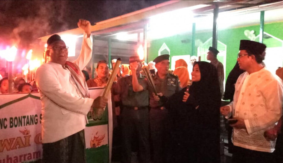 Walikota bontang saat mengikuti pawai obor saat perayaan 1 muharram