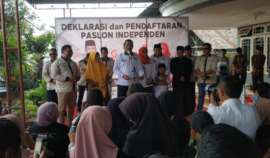 Pasangan Ghufron-Ida bersama relawan saat mendeklarasikan diri sebagai pasangan bakal calon. (Foto: Sabri/korankaltim.com)