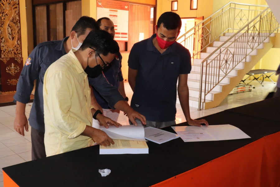 Perwakilan Paslon Edi-Rendi saat mengecek hasil audit dana kampanye dari KAP yang diterima nya dari KPU Kukar. (Foto:KPU Kukar)