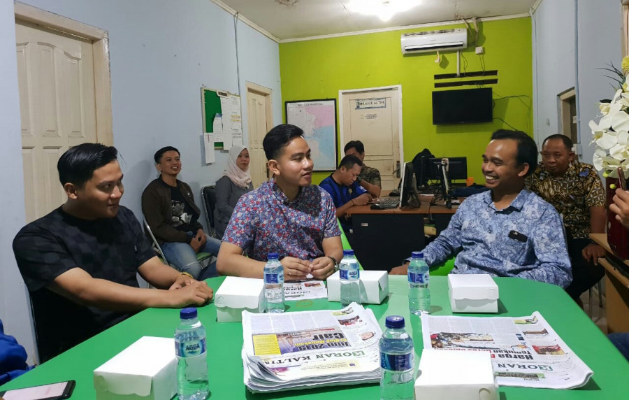 GIBRAN Rakabuming (putera Presiden RI Jokowi) saat berkunjung ke Kantor Biro Koran Kaltim Samarinda dan disambut oleh Pemimpin Redaksi Koran Kaltim Desman Minang