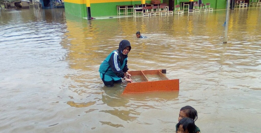 RUGIKAN SEKOLAH: Banjir yang terjadi membuat sejumlah sekolah dirugikan akibat perangkat dan dokumen penting sekolah rusak. (Rian/korankaltim.com)