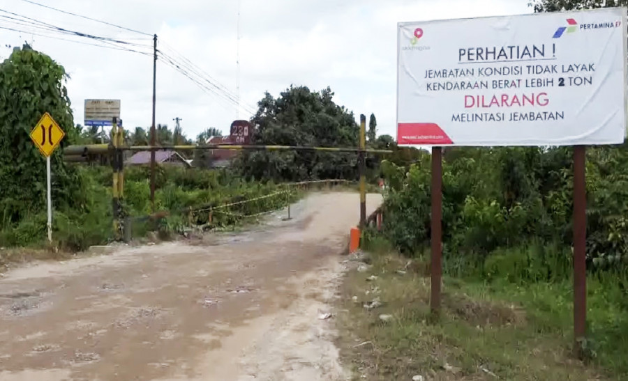 Jembatan penghubung di Kecamatan Anggana ini ditutup sementara waktu. ( Foto: istimewa )