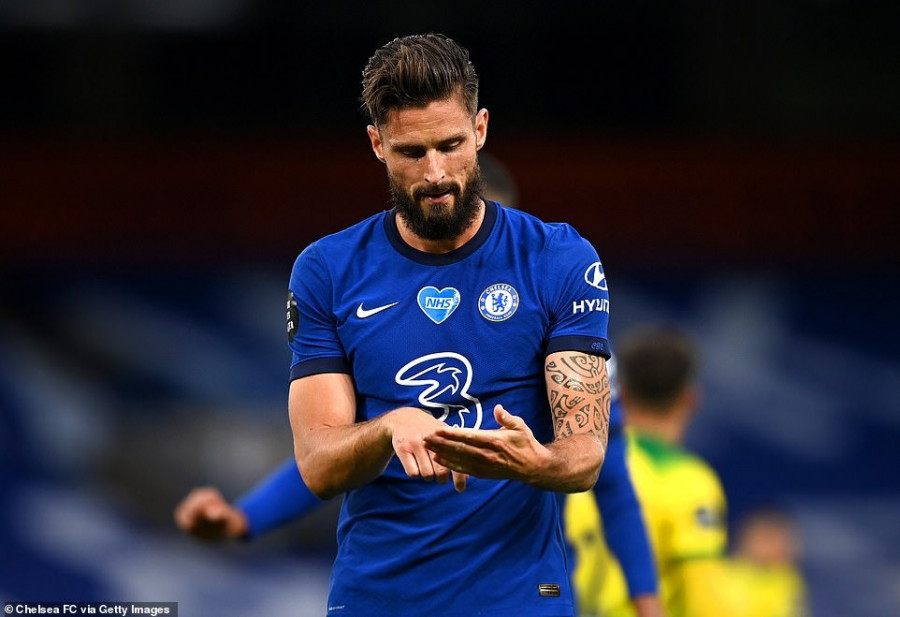 Olivier Giroud (kanan) penentu tiga angka untuk Chelsea di laga kontra Norwich City. (dailymail)