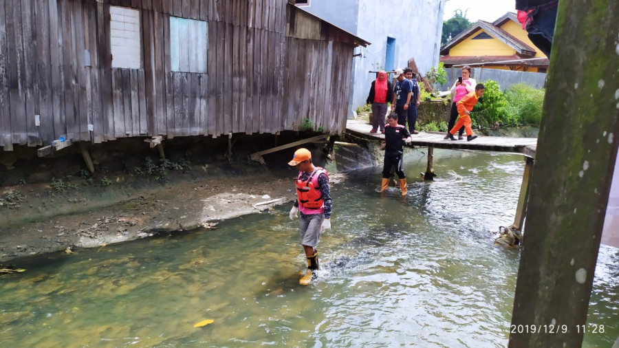 Tim gabungan saat ini tengah melakukan penyisiran mulai tkp korban ditemukan di anak sungai Karang Asam. (Foto: Nancy/korankaltimcom)