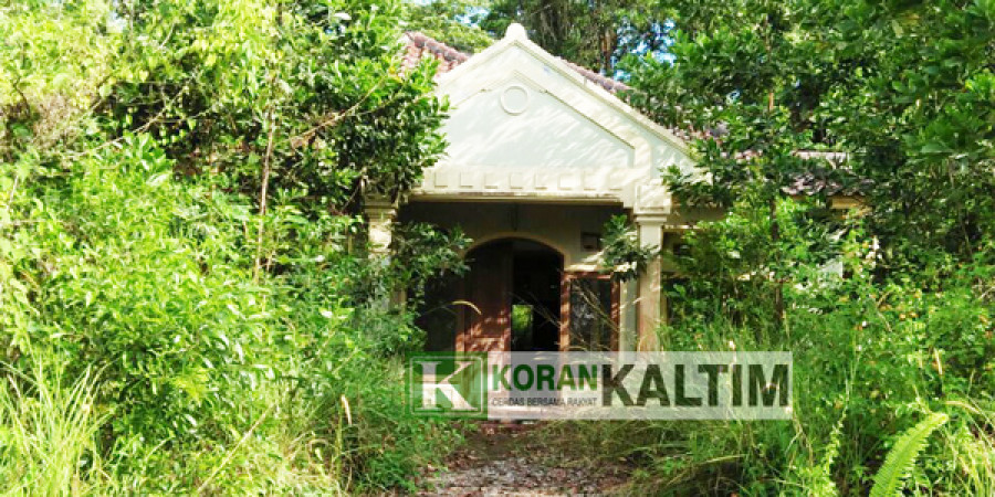 SARANG HANTU: Kondisi rumah dinas anggota DPRD Kukar di Jl Pahlawan Tenggarong. Karena lama tidak ditempati, rumah ini tak ubahnya lokasi syuting film horor. (Rian/korankaltim.com)