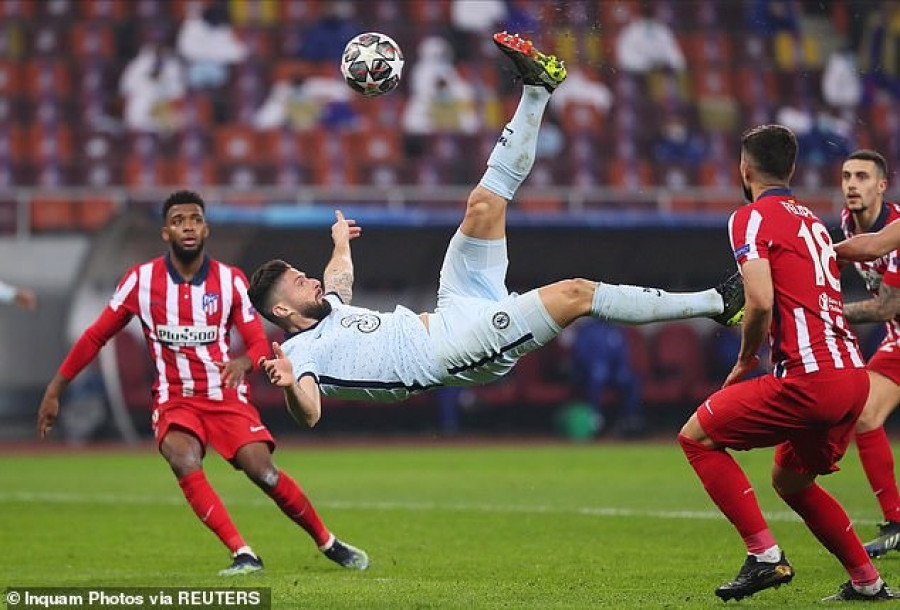 Aksi Olivier Giroud melakukan tendangan salto yang membuat Chelsea menang saat berlaga menghadapi Atletico Madrid. (dailymail)