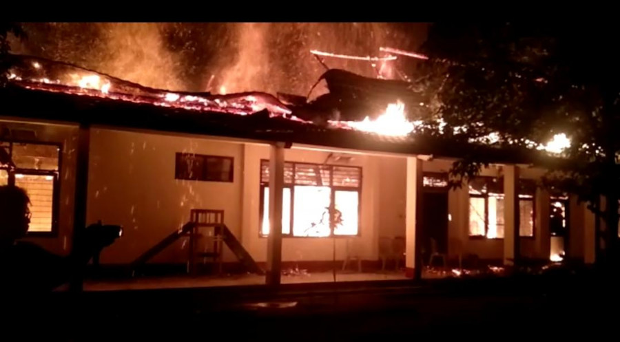 Gedung skb yang terbakar tdi malam. (Foto indra/korankaltimcom)