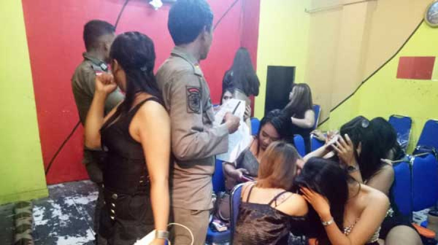 RAZIA THM : Petugas Satpol PP tengah memeriksa identitas para pemandu karaoke yang bekerja di THM