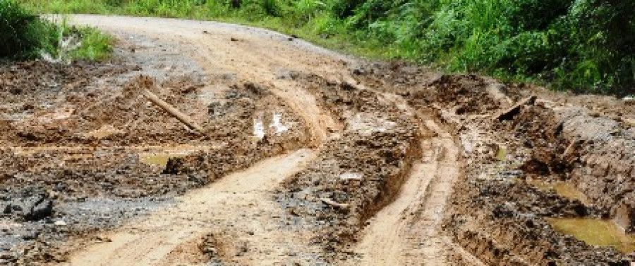 Kondisi jalan Lendian menuju ke ibukota Kecamatan Sikuq Ngurai