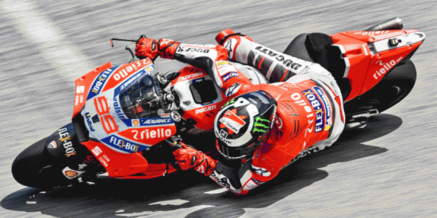 PERLU PENYESUAIAN: Jorge Lorenzo dengan motor barunya saat tes di Sirkuit Losail bulan lalu. (crash)