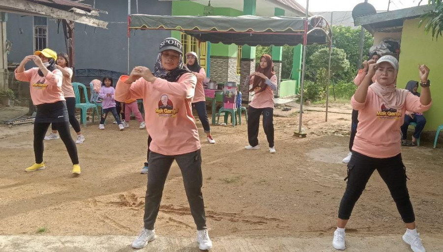 Halalbihalal yang dirangkai dengan senam sehat bersama warga di Desa Petangis, Kabupaten Paser. (Foto: Mak Ganjar Kaltim)