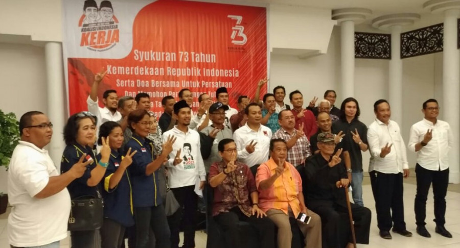KONSOLIDASI DUKUNGAN - Kelompok relawan pendukung Joko Widodo - KH Ma'ruf Amin berfoto bersama usai syukuran Kemerdekaan RI ke 73 tahun. (Hendra/KoranKaltim.Com)