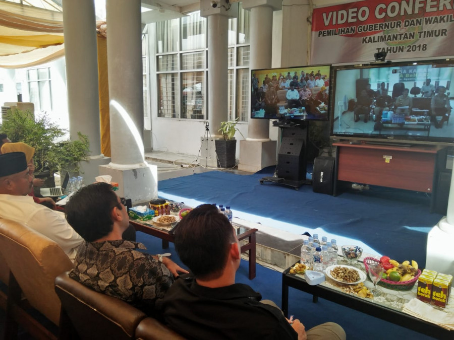 Suasana video conference di kantor Kesbangpol Kukar, yang dihadiri Plt Bupati Kukar Edi Damansyah dan pejabat Kukar lainnya.