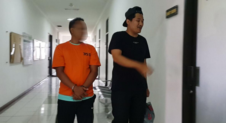Helmi (34) yang saat ini diamankan oleh Kepolisian Polresta Samarinda guna dilakukan proses hukum lebih lanjut (Foto: Nancy / korankaltimcom)