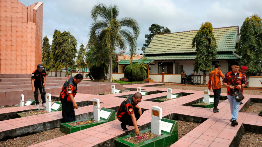 Segenap pengurus MPC Pemuda Pancasila Kabupaten Paser saat melaksanakan Tabur Bunga di Makam Pahlawan. ( Foto : Dwi Cahyo / Koran Kaltim )