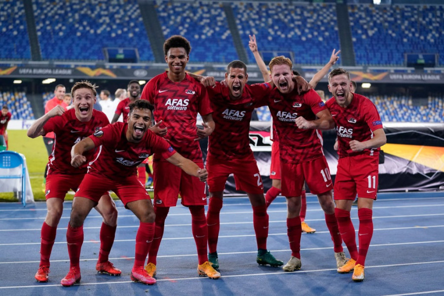 Pemain AZ Alkmaar, sebagian dari mereka tak bisa bermain karena positif Covid-19 namun tetap bisa menang menghadapi tuan rumah Napoli. (bbcsports)