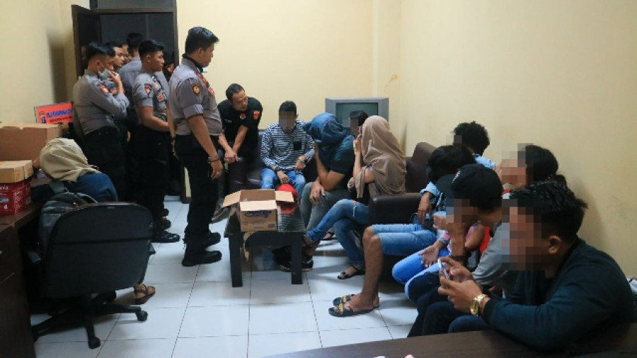 DIINTEROGASI: Sejumlah pasangan tak sah diinterogasi oleh polisi sebelum menjalani sidang Tipiring.