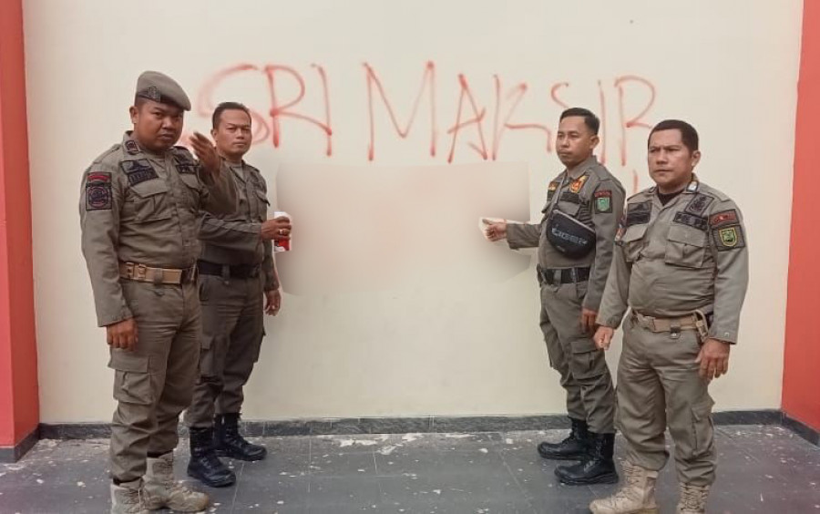 Satpol PP Berau merespon aksi vandalisme bernada hinaan kepada bupati Berau. (Foto: Istimewa)