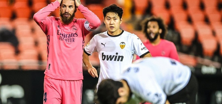 Tiga penalti yang diberikan wasit kepada Valencia membuat kapten Real Madrid Sergio Ramos (kiri) hanya bisa memegang kepala seolah tak percaya timnya kalah telak. (dailymail)