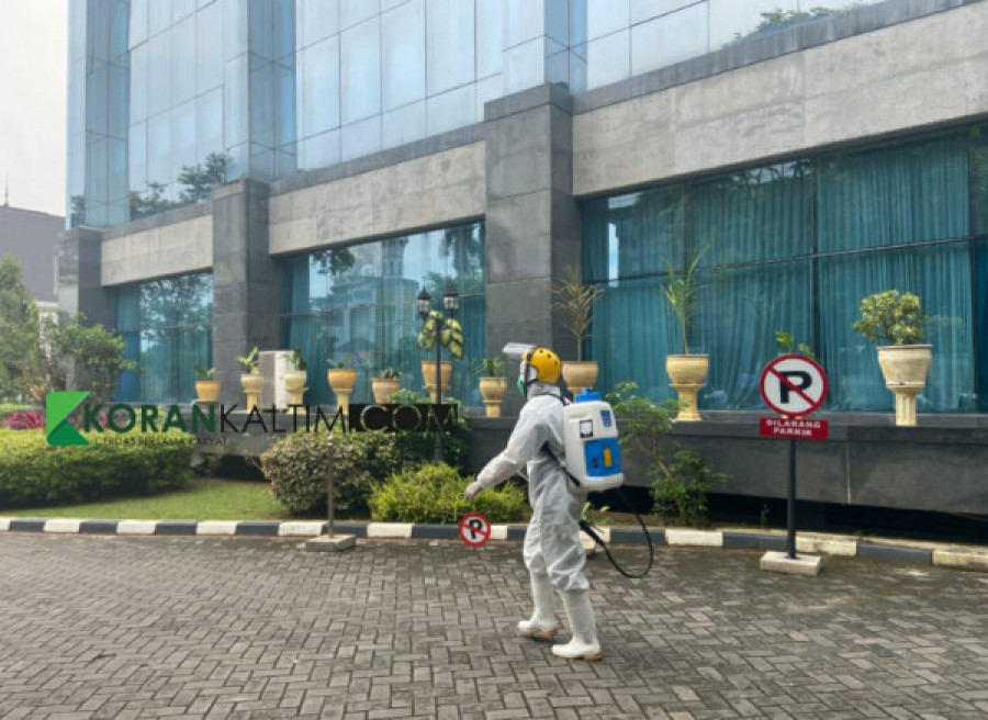 Penyemprotan desinfektan di Kantor Gubernur Kaltim lantaran tingginya angka terkonfirmasi positif Covid-19 di lingkungan Pemprov Kaltim (Foto: Permata/korankaltim.com)