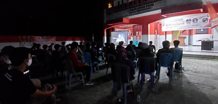 Suasana nonton bareng film The End Gema yang digelar Ruang kita bersama pemuda Bontang malam tadi, di sekretariat PHM Bontang