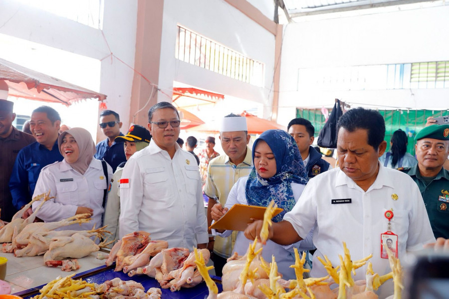 Kunjungan Pemkot Samarinda ke Pasar Segiri untuk pastikan stabilnya harga jelang Ramadan. (Foto: Ainur/Korankaltim.com)