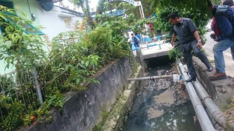SEDIMENTASI disertai sampah di saluran drainase di Balikpapan. (FOTO: DIN/KK)