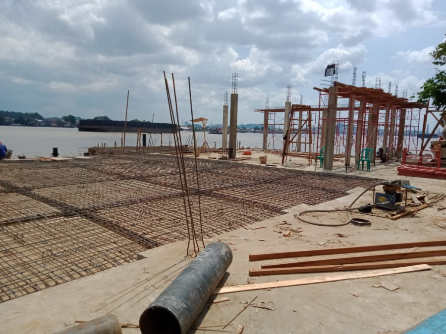 suasana proyek pembangunan Dermaga Mahakam Ilir tahap pertama (Claudius Vico/Korankaltim.com)