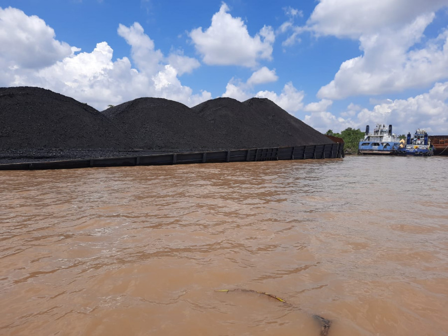 Mengalami kebocoran, tongkang muatan baru bara terendam air sungai.(Foto:Polsek KP)