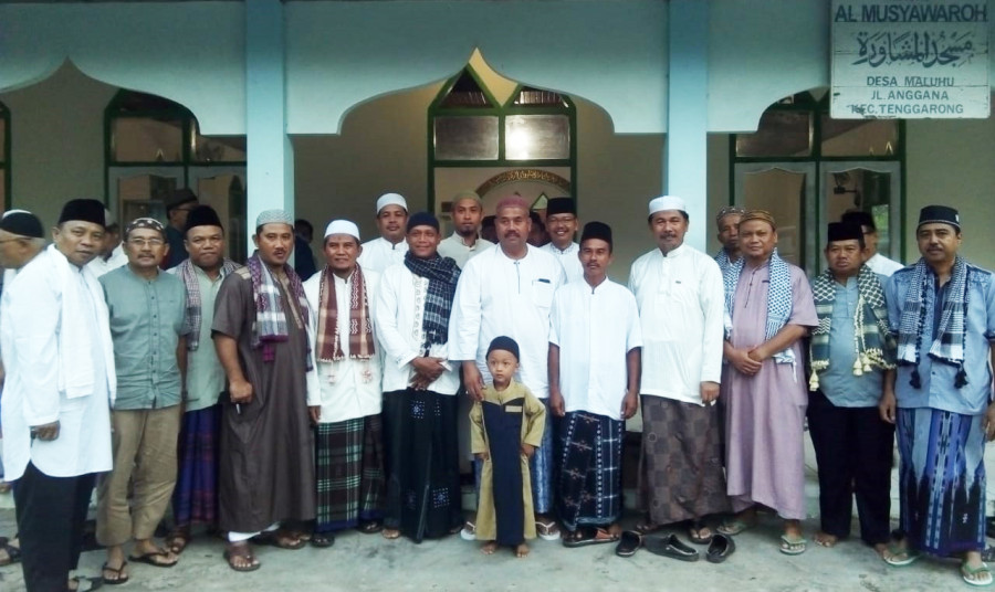 Edi Damansyah dan jajaran Tim Safari Subuh beserta Takmir masjid dan perwakilan warga di halaman masjid sederhana kebanggaan RT 8 Maluhu