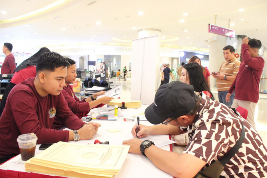 Pengunjung Mal Pentacity memanfaatkan layanan program Paspor Merdeka. (Foto: Imigrasi Balikpapan)