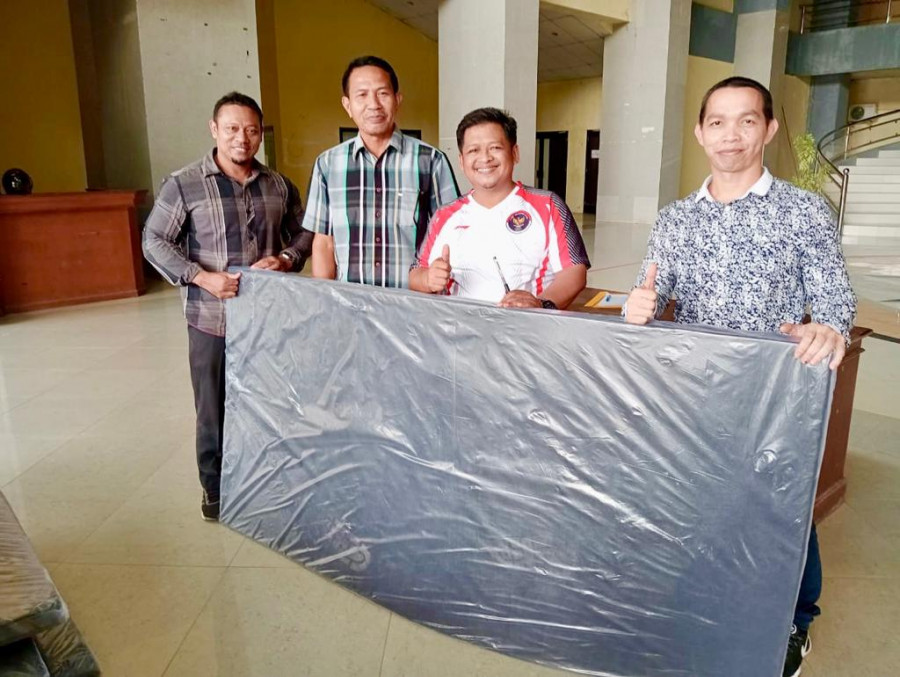 Penyerahan bantuan matras di fasilitasi Dispora kepada PGSI Kukar. (Foto: Dok.PGSI)