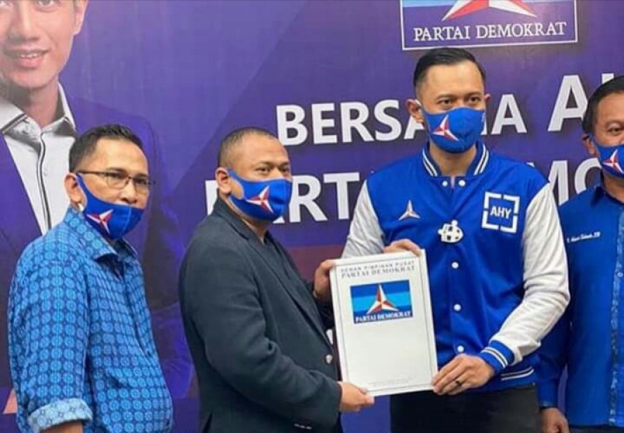 Ketua DPP Demokrat Agus Harimurti Yudhoyono (AHY) (kanan), bersama Bakal Pasangan Calon Bupati dan Wakil Bupati Paser, Alphad-Arbain (istimewa)