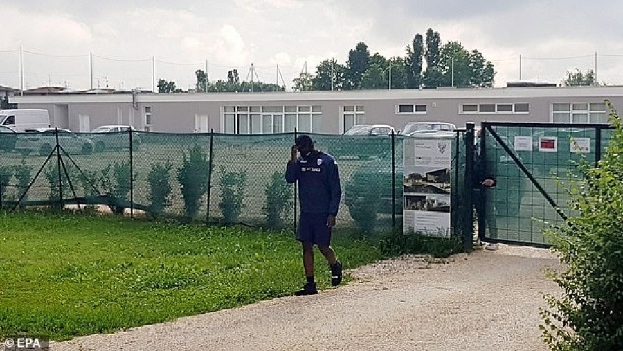 Momen saat Mario Balotelli tak dibukakan pintu gerbang menuju tempat latihan dan harus kembali pulang. (dailymail)