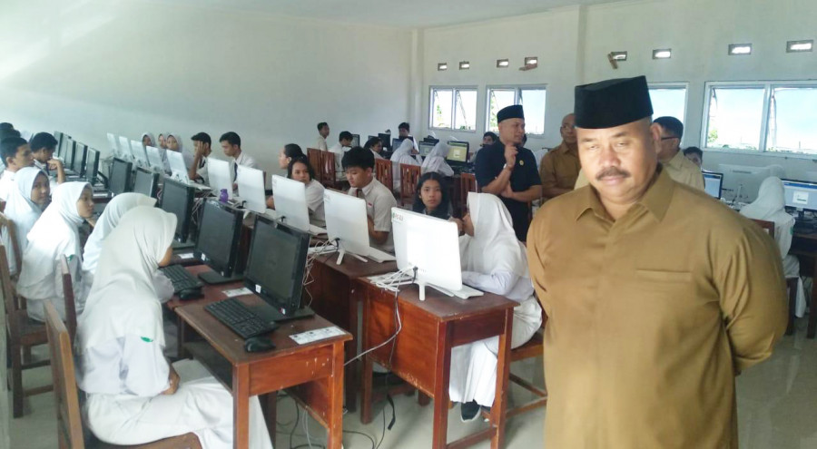 Suasana peninjauan sebelum siswa SMPN 1 Tenggarong mengikuti UNBK di gedung baru pada Senin (22/4/2019) ( Foto: Reza / korankaltimcom)