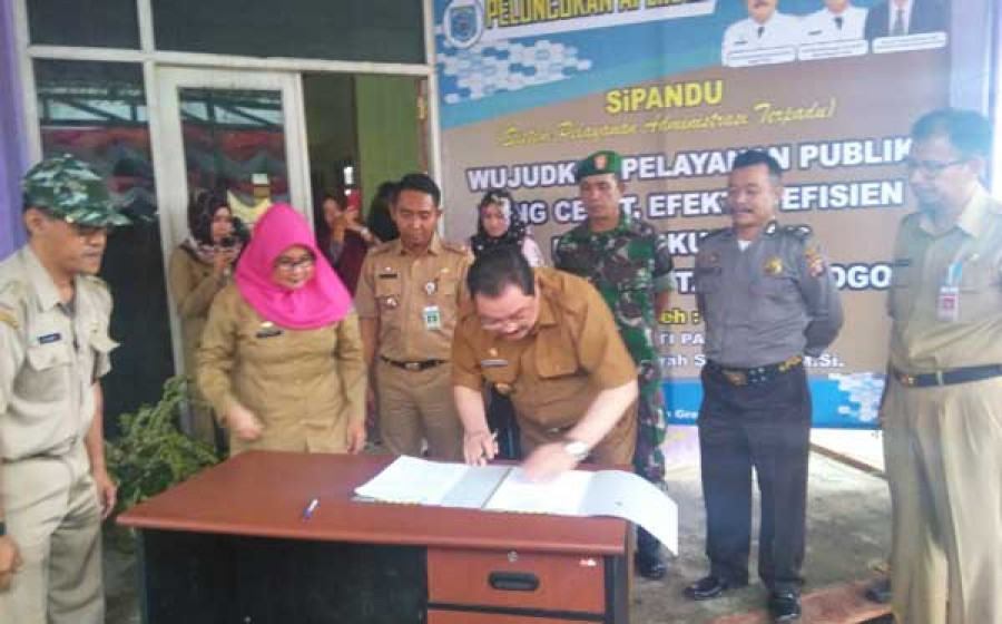 Bupati Paser Yusriansyah Syarkawi meresmikan SiPANDU di Kelurahan Tanah Grogot
