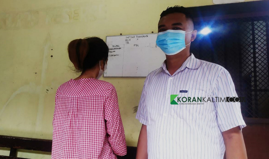 Tersangka DN (20) yang diamankan polisi dan harus mempertanggung jawabkan perbuatannya. (Foto: Nancy/korankaltim.com)