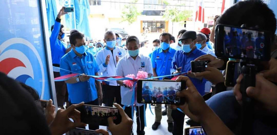 Ketua DPP Gelora Indonesia, Anis Matta (tengah) didampingi Ketua DPW Gelora Kaltim, Hadi Mulyadi (kiri) saat prosesi pemotongan pita pada peresmian kantor DPW Gelora Kaltim di Samarinda. (Foto: Humas Gelora)