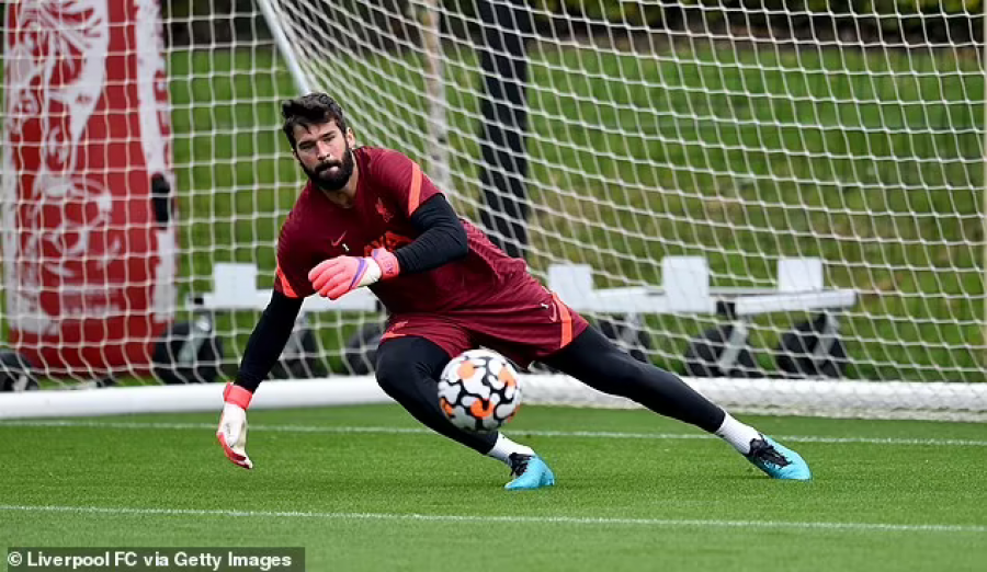 Alisson Becker, kiper Liverpool asal Brasil yang dipastikan lepas dari aturan karantina lima hari dan siap membela The Reds di Liga Inggris pekan ini.(dailymail)