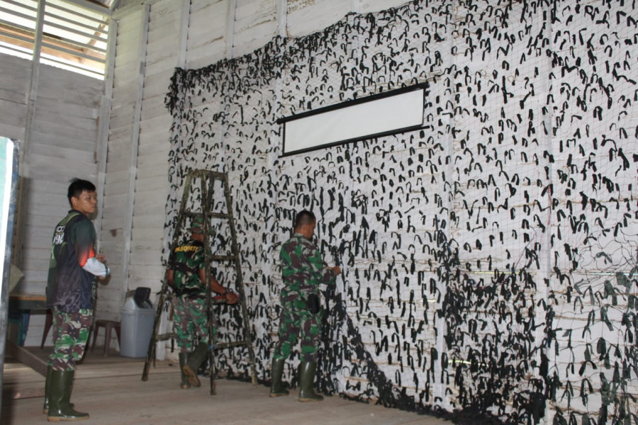 Pembuatan posko TMMD di dalam Gedung Kesenian di Kampung Kelian yang dipimpin oleh Serka Sumarno Saptono dan dibantu oleh Serka Agus Indra dan Serda Jumari. (Foto: Kodim 0912/KBR)