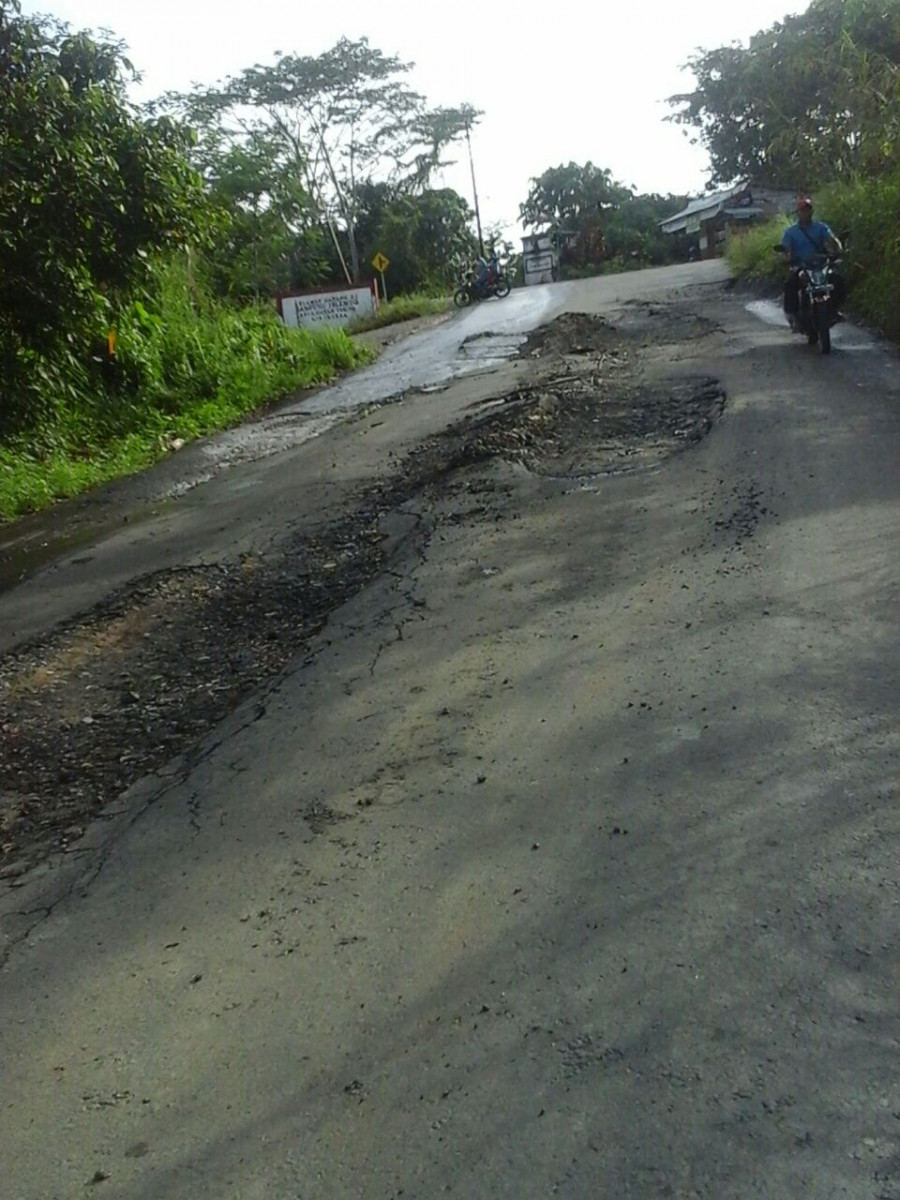 RUSAK PARAH : Inilah akses jalan aspal simpang Gurty menuju Kampung Jelmuq, Kecamatan Tering yang rusak parah akibat dilintasi truk angkutan sawit perusahaan